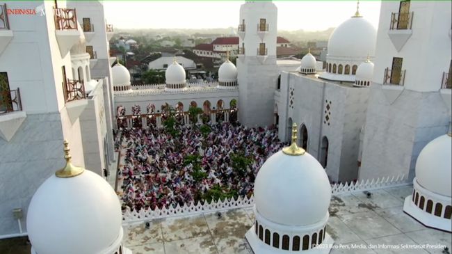 jemaah memadati masjid raya sheikh zayed mbz solo untuk menunaikan salat idul fitri 1444 h presiden joko widodo jokowi dan gub 4 169