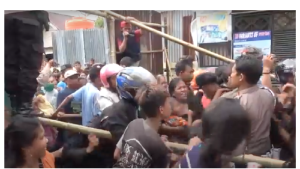 pembagian zakat di jalan mairo makassar ricuh warga terlibat saling dorong saat mengantre membuat sejumlah orang terinjak hing 169