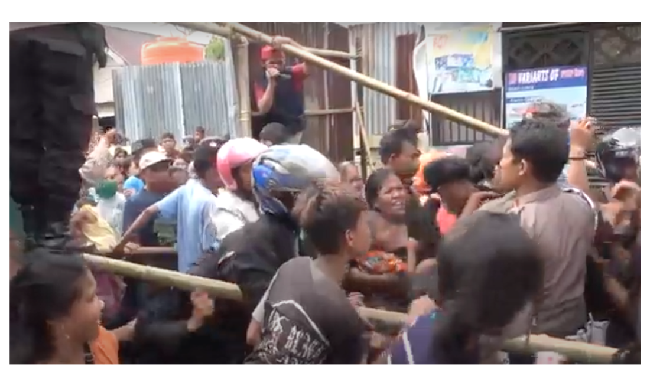 pembagian zakat di jalan mairo makassar ricuh warga terlibat saling dorong saat mengantre membuat sejumlah orang terinjak hing 169