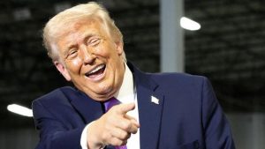 presiden as donald trump memberi isyarat saat kunjungan ke verst logistics di hebron kentucky as 11 maret 2026 1773402205605 169 1