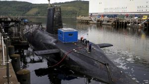 sebuah kapal selam nuklir terlihat di pangkalan kapal selam royal navy di faslane skotlandia inggris 31 agustus 2015 169