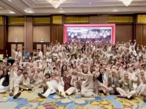 viral video keluarga besar gelar halal bihalal di ballroom hotel saking banyaknya anggota keluarga bikin netizen takjub 1774455518249 43