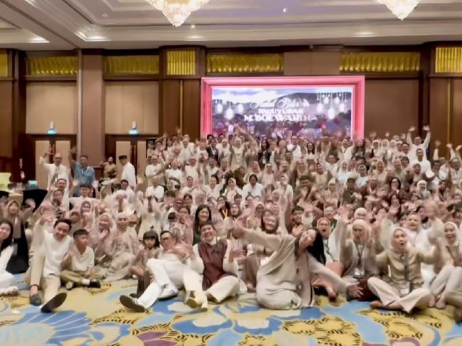 viral video keluarga besar gelar halal bihalal di ballroom hotel saking banyaknya anggota keluarga bikin netizen takjub 1774455518249 43